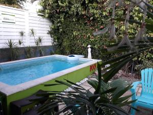 舍尔谢Villa Eden Rock的一个带蓝色椅子的庭院内的游泳池