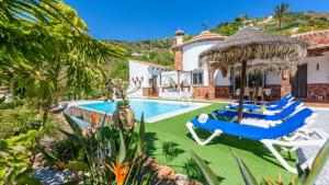 托罗克斯Villa Las Palmeras Torrox by Ruralidays的游泳池别墅的图象
