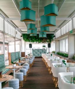 德班德班奥诺莫酒店的用餐室配有桌椅和灯光