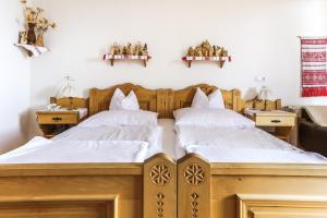 佩奇Bagolyvár Panzió的一间卧室设有两张床和两个床头柜
