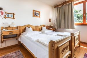 佩奇Bagolyvár Panzió的一间卧室设有一张大床和一个窗户。
