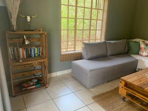 玛洛斯帕克Impala Lily的带沙发和书架的客厅