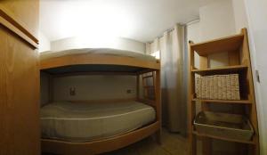 布勒伊-切尔维尼亚Cretes Blanches Matterhorn的一间卧室配有两张双层床。