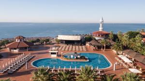 克孜拉阿奇Ali Bey Club & Park的享有度假村的空中景致,设有游泳池和钟楼