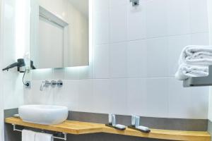 阿姆斯特尔芬阿尔普维内酒店的一间带水槽和镜子的浴室