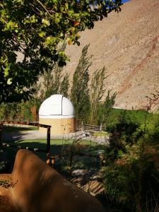 皮斯科艾齐Refugio Misterios del Elqui的山丘旁田野的天文台