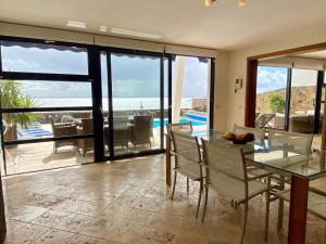 卡列罗港Seafront Puerto Calero Villa的一间设有桌子的海景用餐室