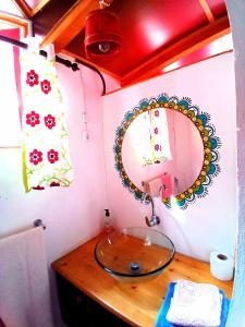 Paul布莱克曼巴酒店的一间带玻璃水槽和镜子的浴室