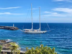 卡列罗港Seafront Puerto Calero Villa的晴天漂浮在海洋中的帆船