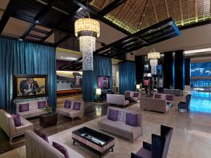 蓬塔卡纳Hard Rock Hotel & Casino Punta Cana - All Inclusive的大楼内一个带沙发和椅子的大堂