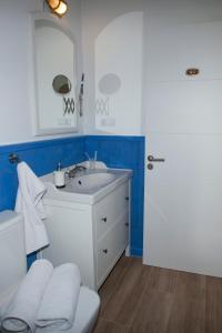 里瓦德奥Villas Las Catedrales的浴室设有白色水槽和镜子
