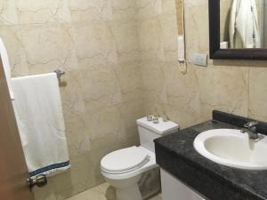 加拉加斯apartosuite plaza la boyera的浴室配有白色卫生间和盥洗盆。