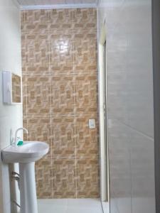 穆库热Casa Aurora da Chapada的带淋浴和盥洗盆的浴室