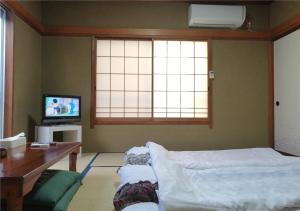 KataseGuest house Hamayu - Vacation STAY 11558v的一间带床和电视的客厅