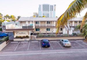 好莱坞加勒比海度假宾馆的停在酒店前停车场的汽车