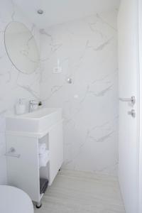 圣菲利普雅科夫Adriatic Mobile Homes的白色的浴室设有水槽和淋浴。