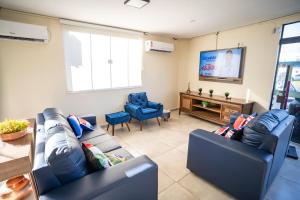 蓬塔波朗Shelter Hostel e Pousada的客厅配有2张沙发和1台平面电视