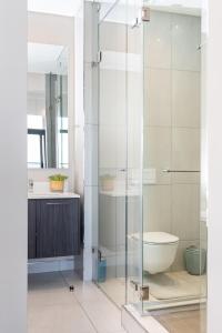 比勒陀利亚Menlyn Residence - 2 Bedroom Apartment的浴室设有玻璃淋浴间和卫生间