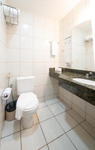 福塔莱萨玛丽度莫斯酒店的一间带卫生间和水槽的浴室