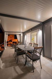 圣菲利普雅科夫Adriatic Mobile Homes的一间带桌椅的用餐室