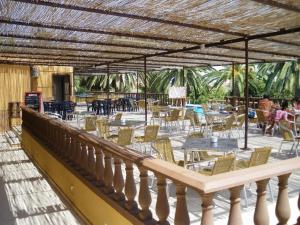 莱佩Hotel La Barca的庭院配有桌椅和桌椅