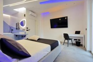 罗马Luxury SPA Apartment的一间卧室配有一张床、一张书桌和一台电视