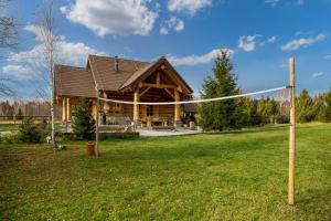 HlevciKRALJICA ŠUME - Divjake Log Home的院子内带排球网的圆木房子