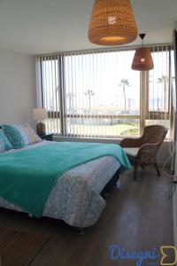 科金博Departamento Av del Mar Coquimbo Disegni 03的一间卧室设有一张床和一个大窗户