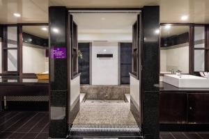 台北探索汽车旅馆-南港馆的一间带水槽、浴缸和卫生间的浴室