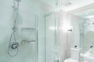 惠斯勒Northstar by Outpost Whistler的带淋浴和卫生间的白色浴室