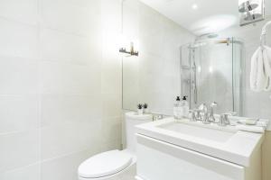 惠斯勒Northstar by Outpost Whistler的白色的浴室设有卫生间和水槽。