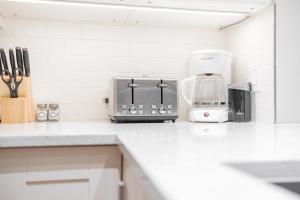 惠斯勒Northstar by Outpost Whistler的厨房柜台配有烤面包机和电器。