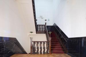 海牙The Velvet Lodge的建筑中的一个黑白墙壁的楼梯