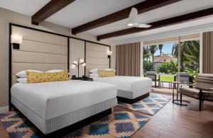 圣地亚哥San Diego Mission Bay Resort的一间带两张床的卧室和一个阳台