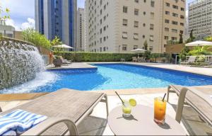 圣保罗Flat na Paulista no Hotel Transamerica Particular的一个带桌子和饮料的游泳池