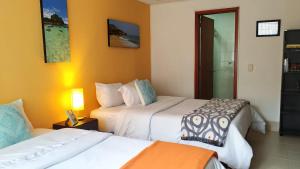 波哥大Casa Prada Bed & Breakfast的酒店客房,设有两张床和镜子