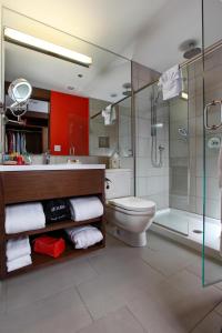 温尼伯梅尔酒店的浴室配有卫生间、淋浴和盥洗盆。