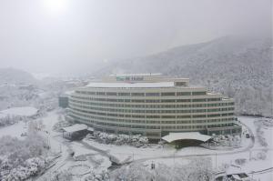 庆州庆州K酒店的一座大建筑,上面有雪上的标志