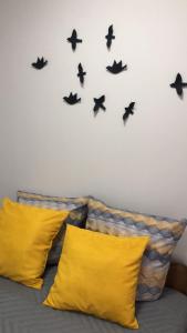 伊尔库茨克Hostels Rus Irkutsk的卧室配有一张墙上鸟床