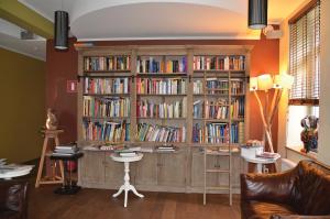 迪弗当日神父邸旅馆的装满书籍的大型木制书架