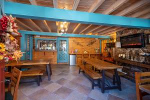 乌雷奥雷宾馆的一间带木桌的用餐室和一间酒吧