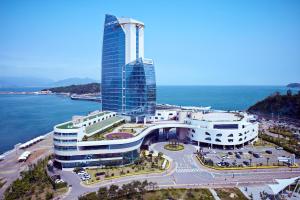 丽水市Sono Calm Yeosu的海洋旁建筑物的空中景观