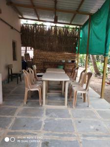 卡希德Suvarna Holiday Home的庭院里的白色桌椅