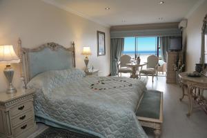 赫曼努斯雾浪精品酒店的一间卧室设有一张大床,享有海景
