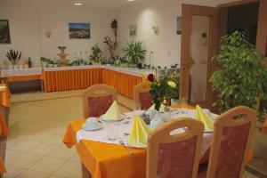 摩拉瓦托普利采塔玛拉别墅早餐酒店的用餐室配有带黄桌布的桌子