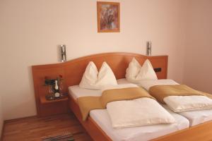 摩拉瓦托普利采塔玛拉别墅早餐酒店的一间卧室配有两张带白色枕头的床