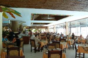 班布里班布里海滩酒店的一群坐在餐厅桌子上的人