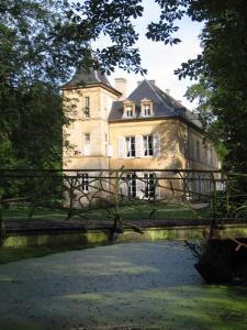 ÉvrangeLes chambres de Preisch的一座大建筑,有一座河上的桥梁