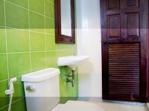 皮皮岛皮皮岛象牙酒店的一间带卫生间、水槽和镜子的浴室