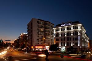 埃斯基谢希尔阿鲁斯酒店的夜幕降临的城市街道上
